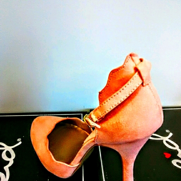 NEW! CUTE! Soft Pink Heels! - Picture 4 of 4